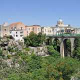 Ci regaliamo infine un'ultima vista sulla gravina e il suo ponte, sovrastato in lontananza dalla sagoma del duomo di San Lorenzo